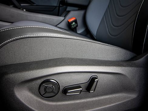 New 2026 Volkswagen Tiguan SE image 30