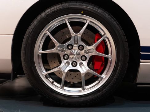 Used 2005 Ford GT RWD image 12