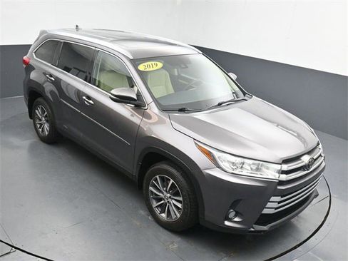 Used 2019 Toyota Highlander XLE image 22