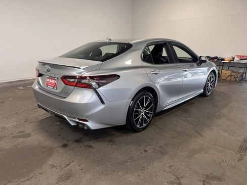 Used 2022 Toyota Camry SE image 3
