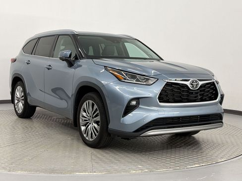 Used 2024 Toyota Highlander FWD image 7