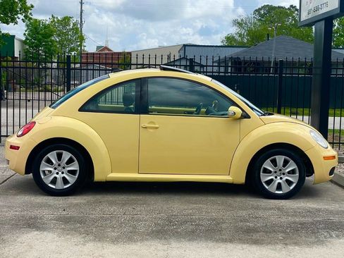 Used 2009 Volkswagen Beetle Coupe FWD image 6