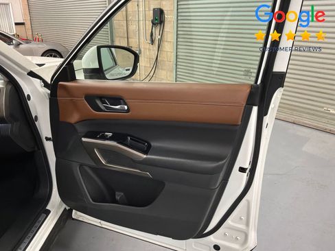 Used 2024 Nissan Pathfinder Platinum FWD image 13