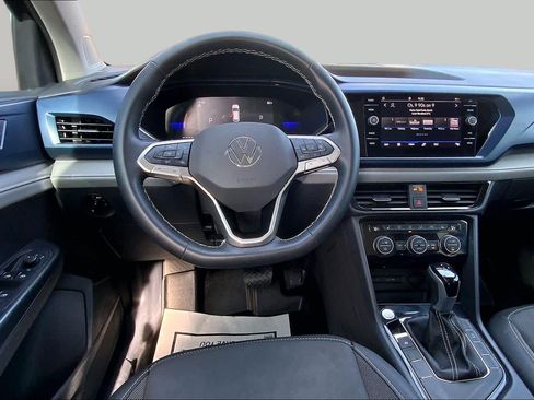 Used 2024 Volkswagen Taos SE w/ Panoramic Sunroof Package FWD image 6