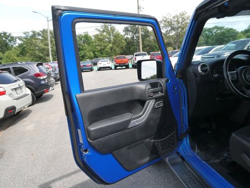 Used 2016 Jeep Wrangler Unlimited Sahara w/ Dual Top Group AWD/4WD image 12