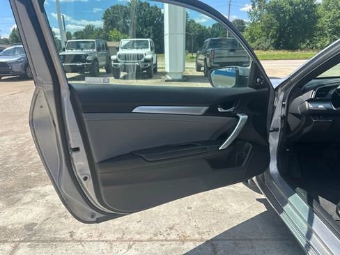 Used 2018 Honda Civic Touring image 10