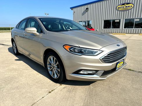 Used 2017 Ford Fusion SE w/ Fusion SE Technology Package image 3