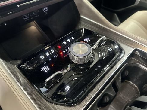 Used 2023 Jeep Wagoneer Series III w/ Premium Group I AWD/4WD image 27