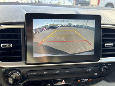 Used 2021 Hyundai Venue SEL image 19