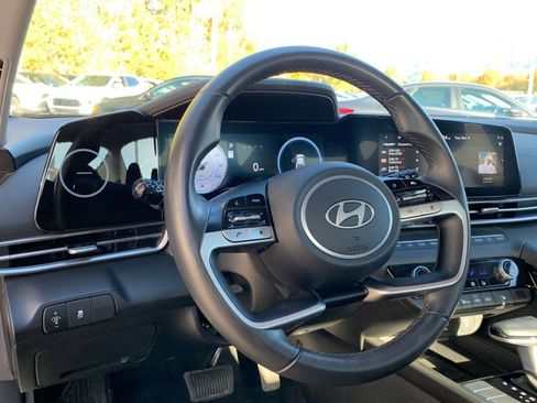 Used 2025 Hyundai Elantra SEL image 32