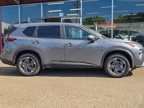 Used 2025 Nissan Rogue SV FWD image 2