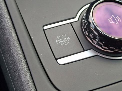 New 2025 Volkswagen Tiguan SE image 19