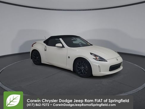 Used 2019 Nissan 370Z Touring RWD image 3