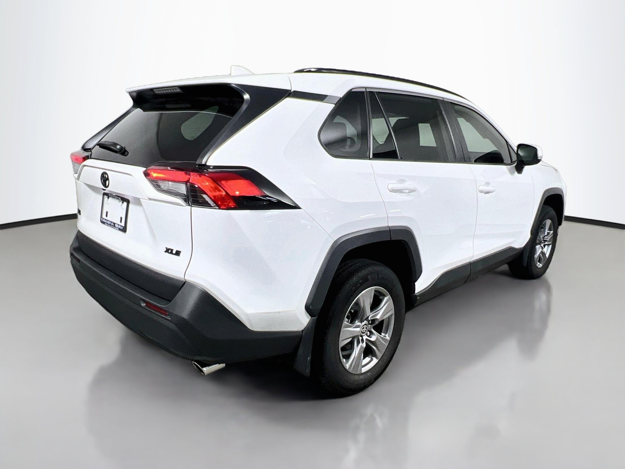 Used 2024 Toyota RAV4 XLE w/ Convenience Package FWD image 4