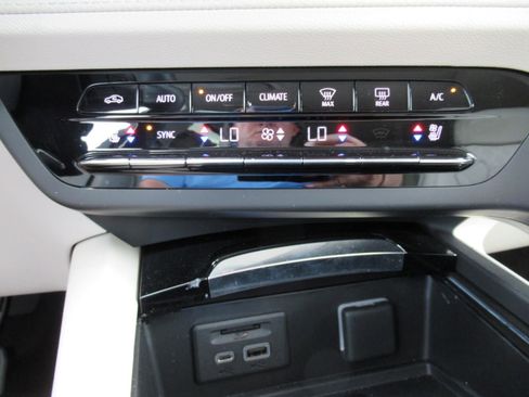 Used 2023 Buick Envision Avenir FWD image 25