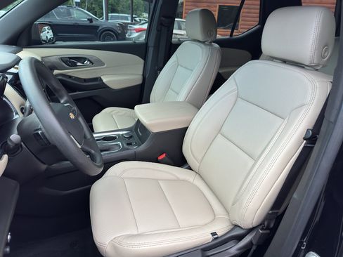 Used 2023 Chevrolet Traverse LS FWD image 9