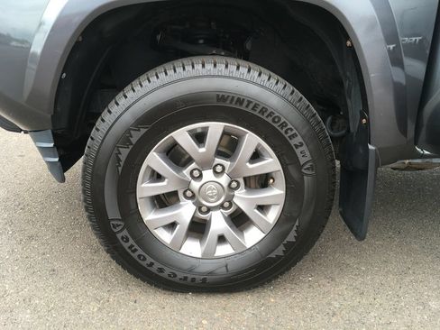 Used 2019 Toyota Tacoma SR5 AWD/4WD image 38