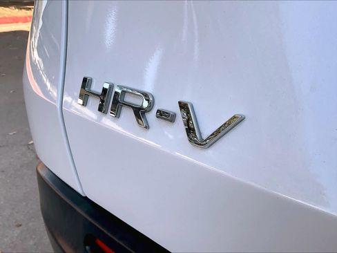 Used 2023 Honda HR-V LX image 9