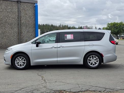 Used 2024 Chrysler Pacifica Touring-L FWD image 2