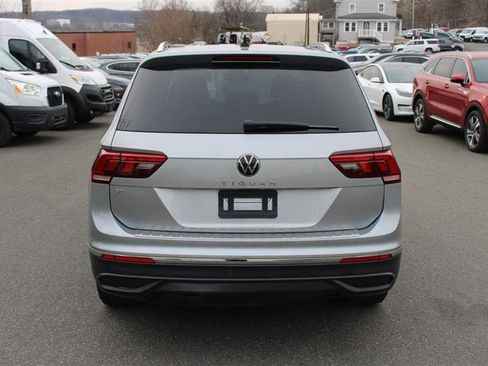 Used 2022 Volkswagen Tiguan SE w/ Panoramic Sunroof Package image 7