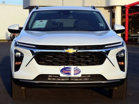 Used 2025 Chevrolet Trax LT w/ LT Convenience Package image 10