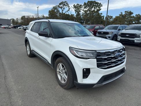Certified 2025 Ford Explorer Active w/ Active Comfort Package RWD image 3