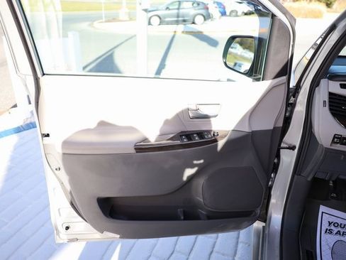 Used 2020 Toyota Sienna XLE image 12