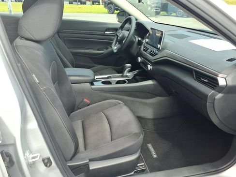 Used 2024 Nissan Altima 2.5 SV FWD image 11