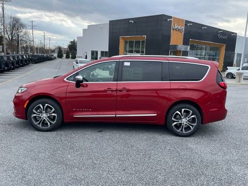 New 2026 Chrysler Pacifica Pinnacle image 3
