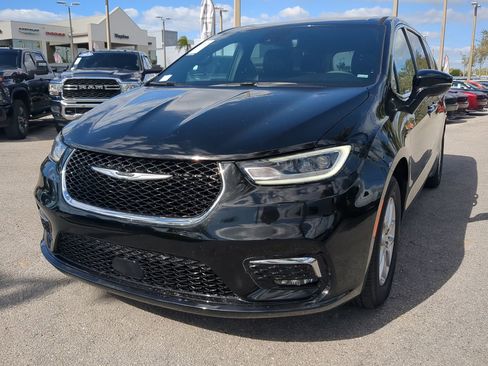 Used 2025 Chrysler Pacifica Select image 9