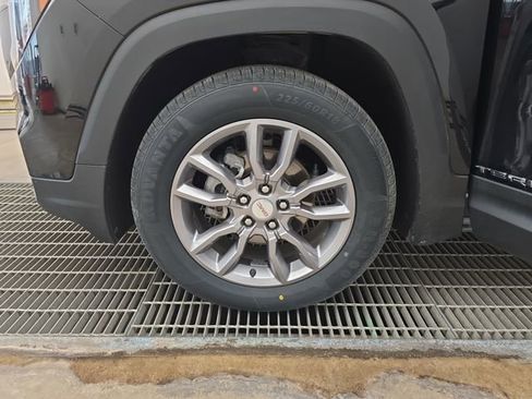 Used 2024 GMC Terrain SLT image 25