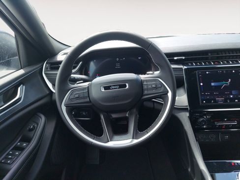 Certified 2026 Jeep Grand Cherokee Laredo AWD/4WD image 15
