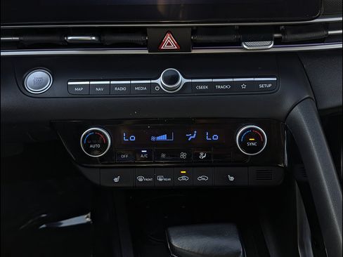 Used 2024 Hyundai Elantra Limited FWD image 32