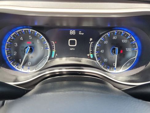 Used 2023 Chrysler Pacifica Touring-L FWD image 24