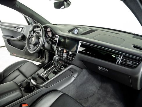 Certified 2025 Porsche Macan Base image 25