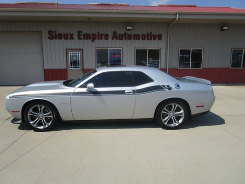 Used 2022 Dodge Challenger R/T RWD image 2