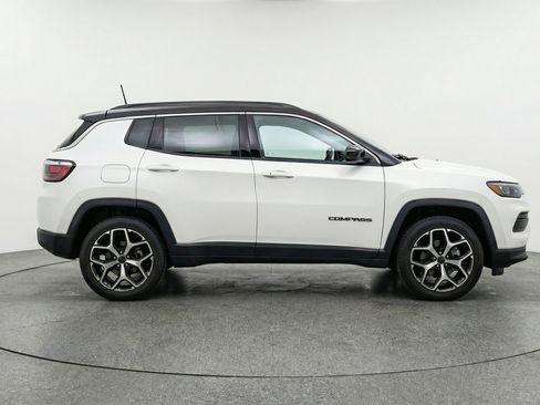 Used 2025 Jeep Compass Limited image 11