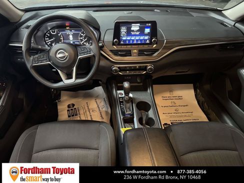 Used 2025 Nissan Altima 2.5 SV FWD image 12