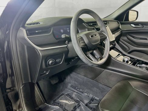 Used 2023 Jeep Grand Cherokee Altitude AWD/4WD image 9