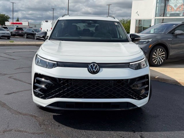 Certified 2026 Volkswagen Tiguan SE R-Line AWD/4WD image 2
