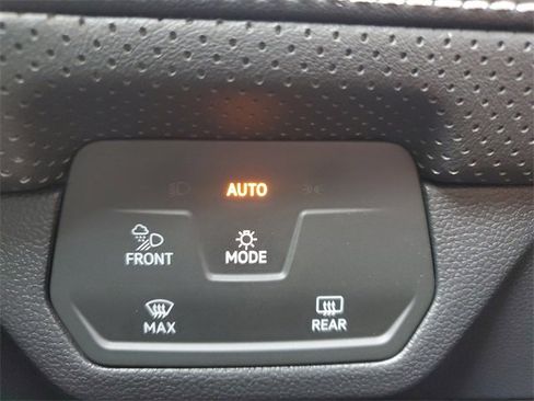 Certified 2025 Volkswagen Atlas Cross Sport SE w/ Panoramic Sunroof Package image 30