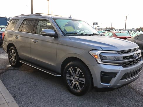 Used 2022 Ford Expedition XLT image 3