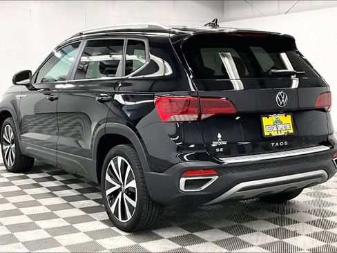 Used 2023 Volkswagen Taos SE w/ Panoramic Sunroof Package FWD image 2