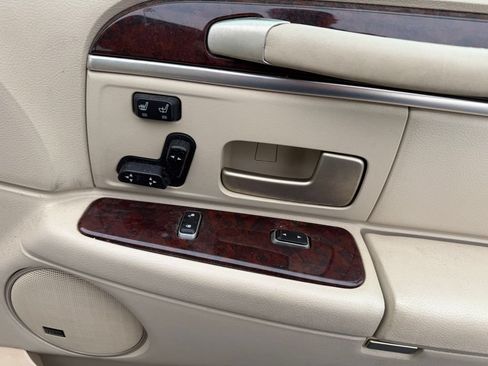 Used 2007 Lincoln Town Car Signature Limited RWD image 21