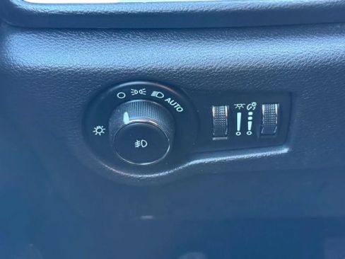 Used 2020 Chrysler Pacifica Touring-L FWD image 39