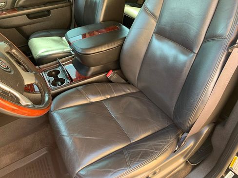 Used 2011 Cadillac Escalade Luxury RWD image 29