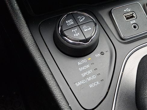 Used 2019 Jeep Cherokee Trailhawk image 25