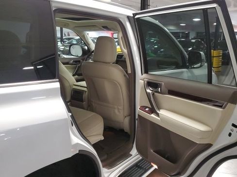Used 2018 Lexus GX 460 Premium w/ Premium Package AWD/4WD image 22