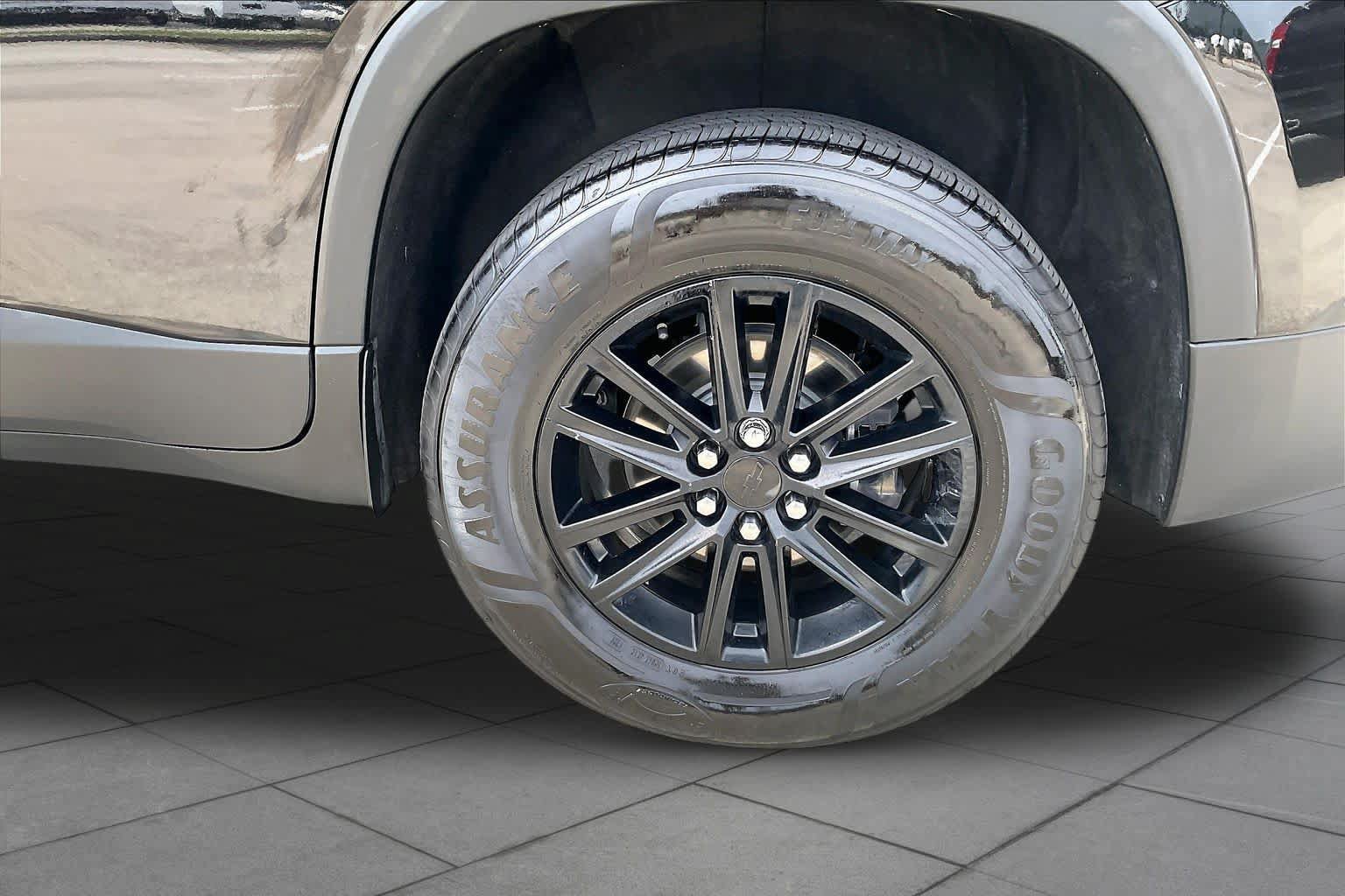 Used 2022 Chevrolet Traverse LT FWD image 9