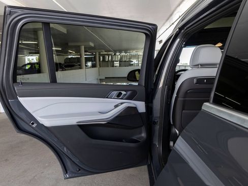 Used 2024 BMW X7 xDrive40i w/ Parking Assistance Package AWD/4WD image 19
